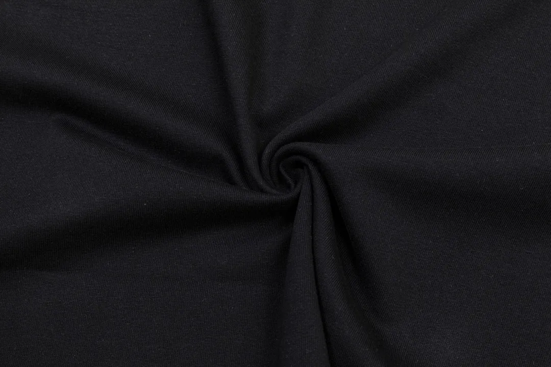 P200 CHROME HEARTS LoGo is fashionable and elegant, with a dropped shoulder style. The fabric is made of 26s double-yarn combed cotton compact spinning yarn with a weight of 280. It is matched with 1*1 Salona rib. The fabric is fermented and has a loose fit. Color: Black Size: S～XXL